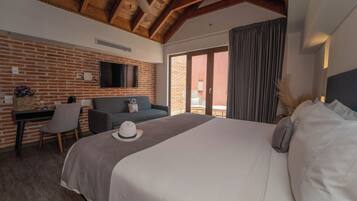 Deluxe Room, 1 King Bed, Non Smoking | Minibar, in-room safe, desk, laptop workspace