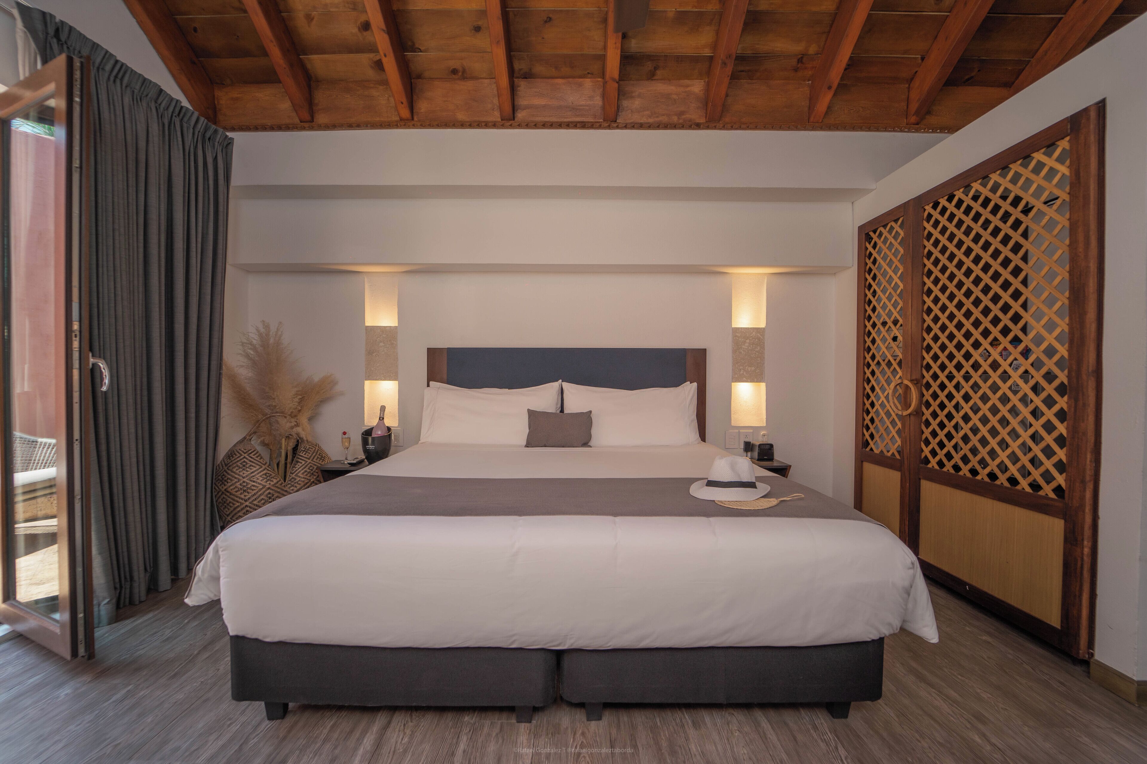 Deluxe kamer, 1 kingsize bed, niet-roken | Een minibar, een kluis op de kamer, een bureau, een laptopwerkplek