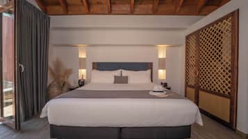 Deluxe kamer, 1 kingsize bed, niet-roken | Een minibar, een kluis op de kamer, een bureau, een laptopwerkplek