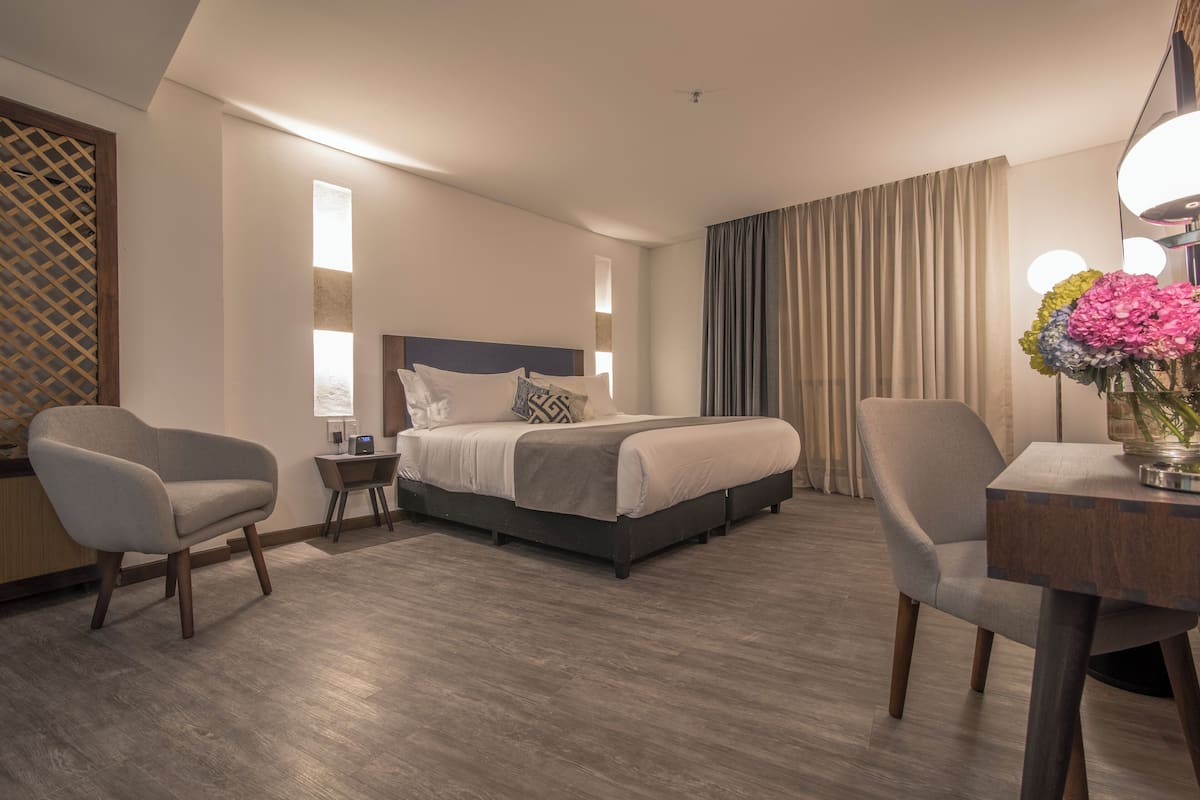 Superior kamer, 1 kingsize bed, niet-roken | Een minibar, een kluis op de kamer, een bureau, een laptopwerkplek
