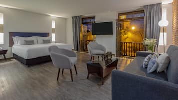 Suite, 1 Katil Raja (King), Non Smoking | Bar mini, peti besi dalam bilik, meja, ruang kerja komputer riba