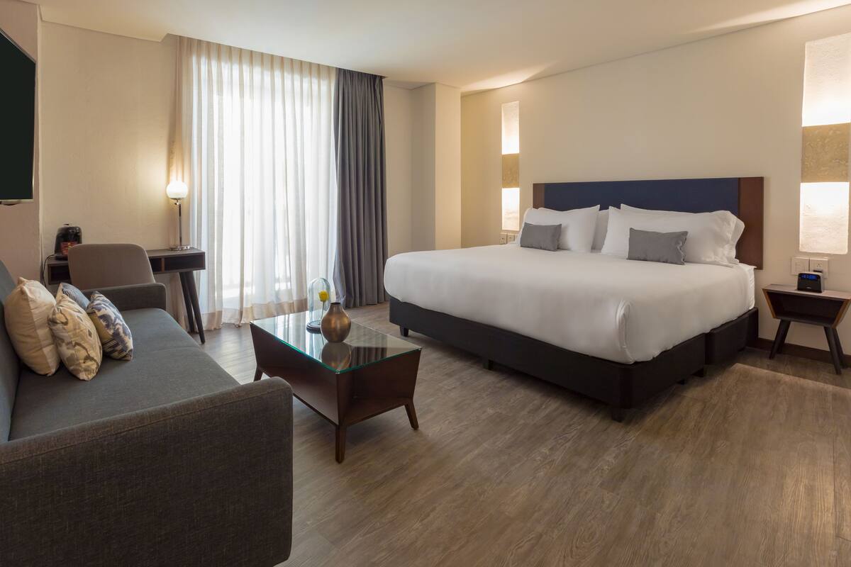 Deluxe kamer, 1 kingsize bed, niet-roken | Een minibar, een kluis op de kamer, een bureau, een laptopwerkplek