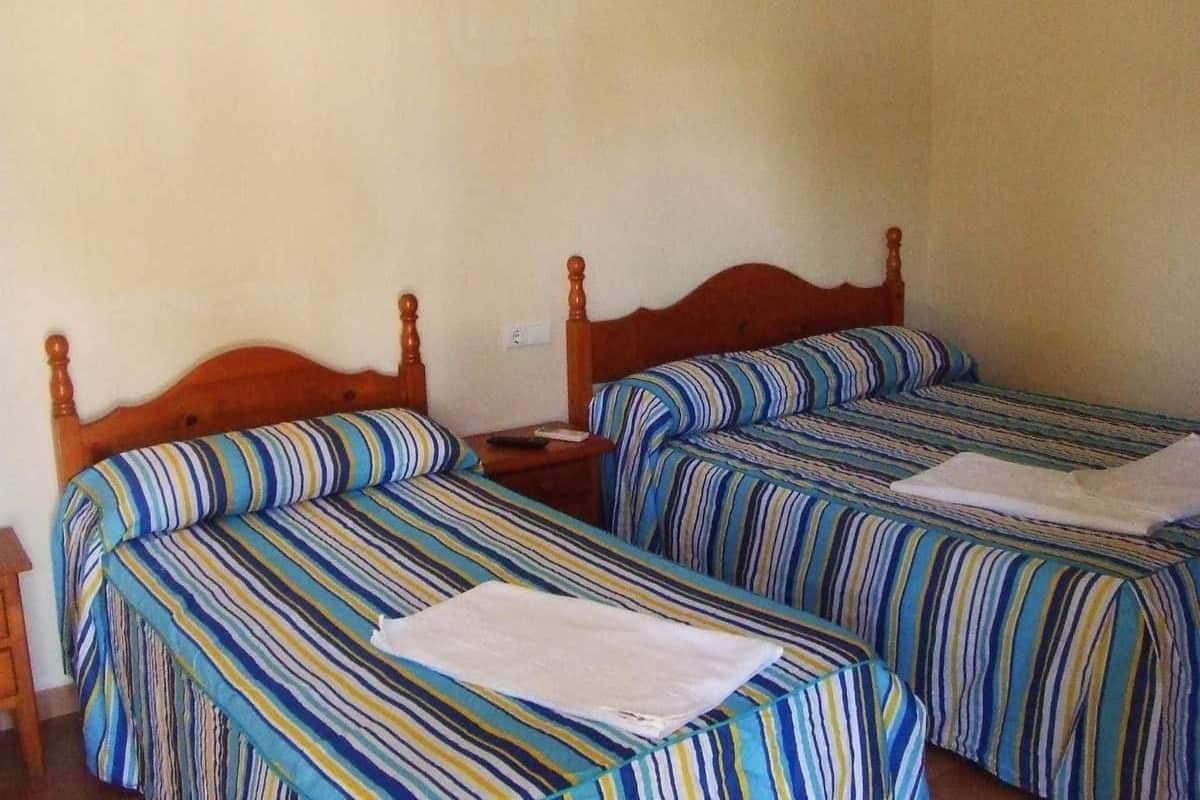 Habitación doble, 2 camas individuales | Cortinas blackout, wifi gratis y ropa de cama
