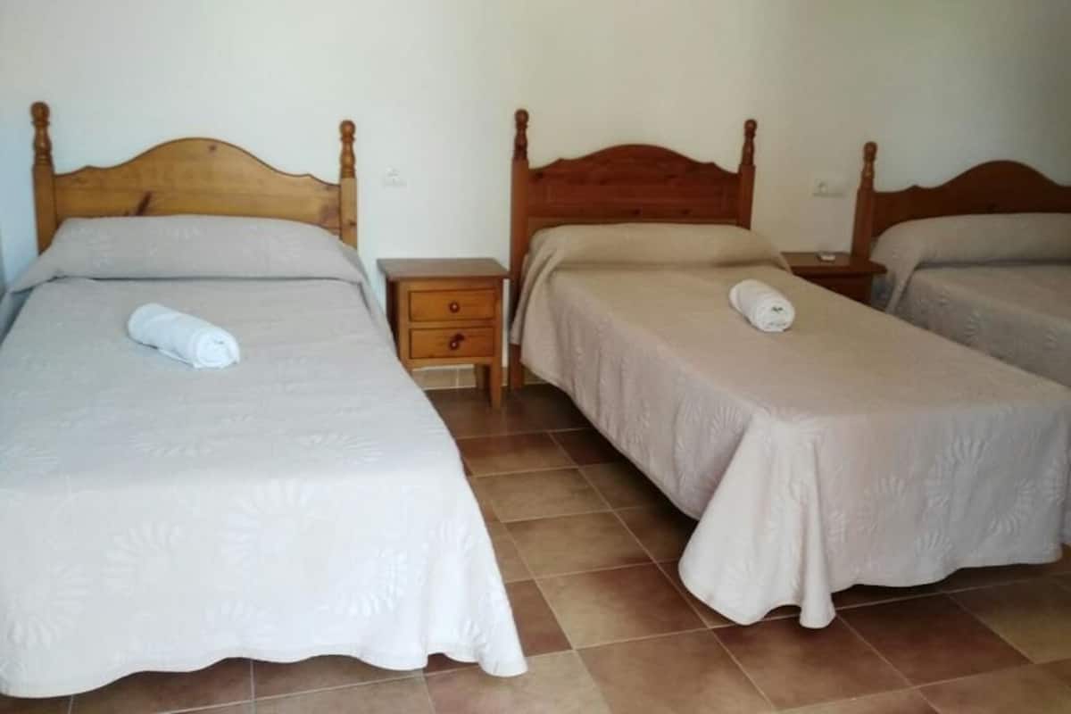 Cortinas blackout, wifi gratis y ropa de cama