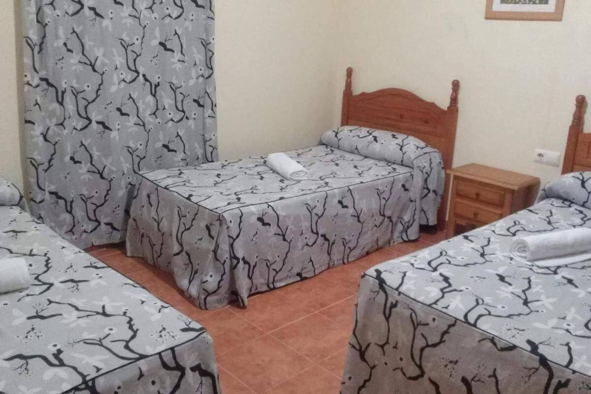 Cortinas blackout, wifi gratis y ropa de cama