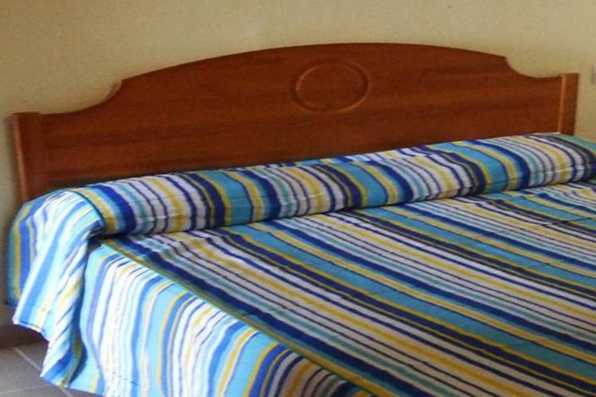 Cortinas blackout, wifi gratis y ropa de cama