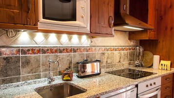 Habitación con 1 cama matrimonial o 2 individuales | Cocina compartida | Refrigerador con congelador, microondas, horno y parrilla de estufa