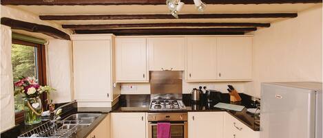Cottage, Multiple Beds | Private kitchen | Fridge, microwave, oven, stovetop