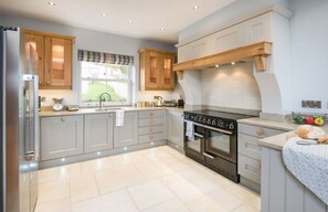 Refrigerador, horno, placa de cocina, tetera/pava eléctrica