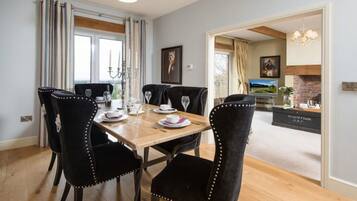 House, Multiple Beds | In-room dining