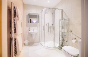 Cottage, Multiple Beds | Bathroom | Shower, deep-soaking bathtub
