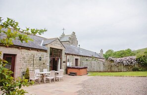 Cottage, Multiple Beds | Outdoor dining