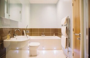 Cottage, Multiple Beds | Bathroom | Shower, deep soaking tub - Watson Cottage (Brampton)
