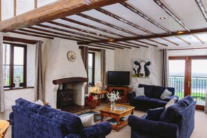 Casa de campo, varias camas | Área de sala de estar | Televisión de 30 pulgadas con canales digitales 