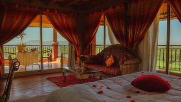 In-room safe, individually decorated, desk, laptop workspace