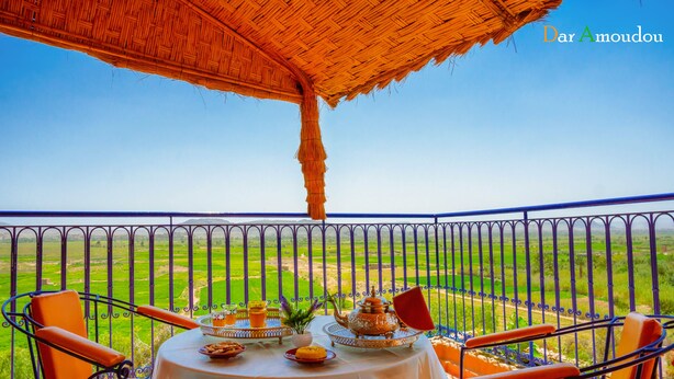 Mesa posta para refeição com vista para paisagem verde.