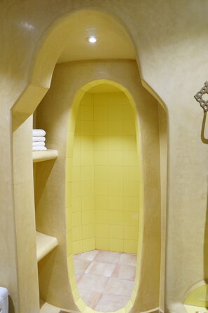 Standard Triple Room (Taourirte) | Bathroom | Shower, free toiletries, hair dryer - Dar Amoudou (Ouarzazate)