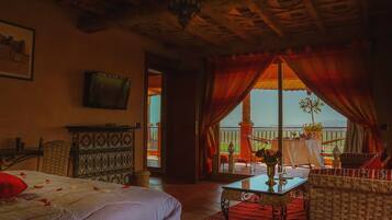 Suite (Tazroute) | Coffres-forts dans les chambres, décoration personnalisée, bureau