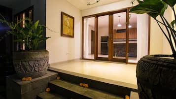 Minibar, caja de seguridad en la habitación y escritorio