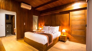 Frigobar, cofres nos quartos, escrivaninha