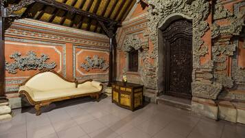 Minibar, Zimmersafe, Schreibtisch, Zustellbetten