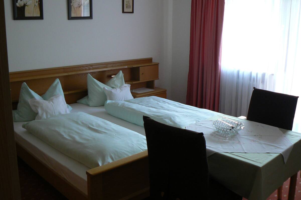 Habitación doble estándar, para no fumadores, balcón (B) | Camas extra, wifi gratis y ropa de cama