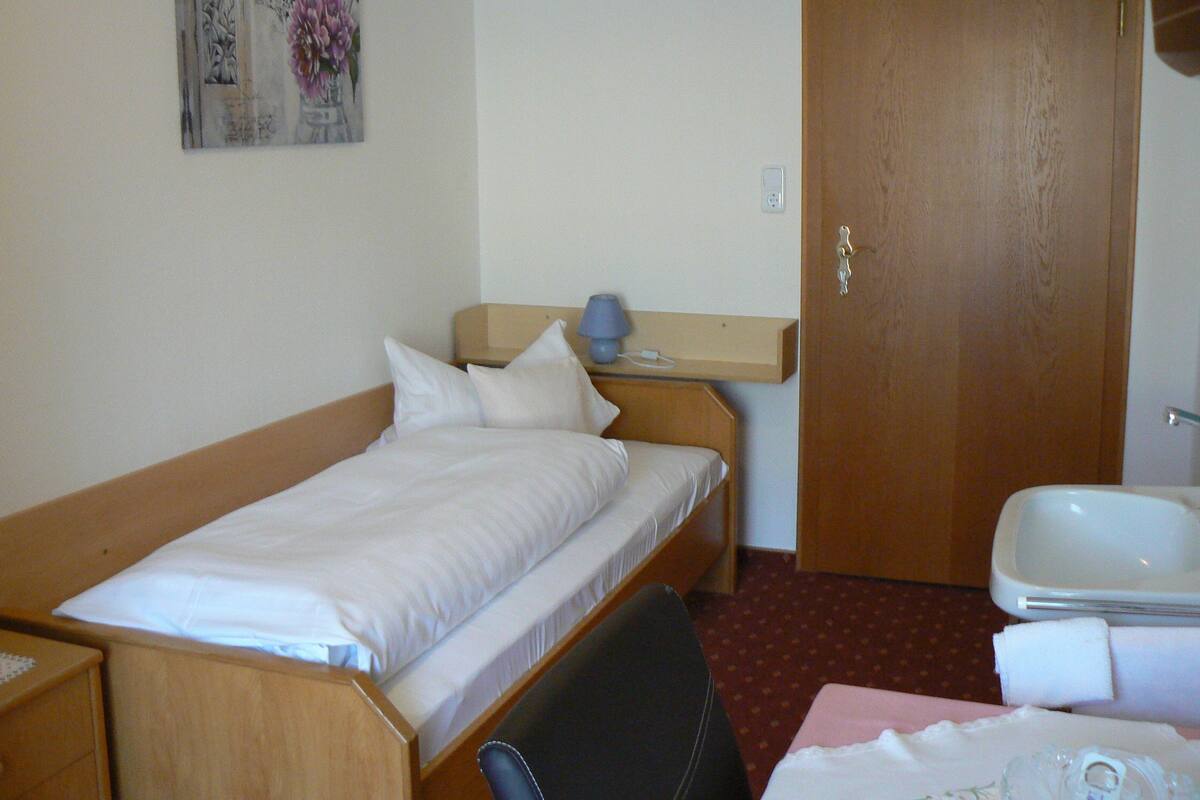 Habitación individual básica, 1 cama individual, para no fumadores, baño compartido (F) | Camas extra, wifi gratis y ropa de cama