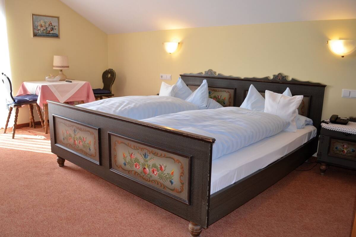 Habitación doble, para no fumadores, balcón (A) | Camas extra, wifi gratis y ropa de cama
