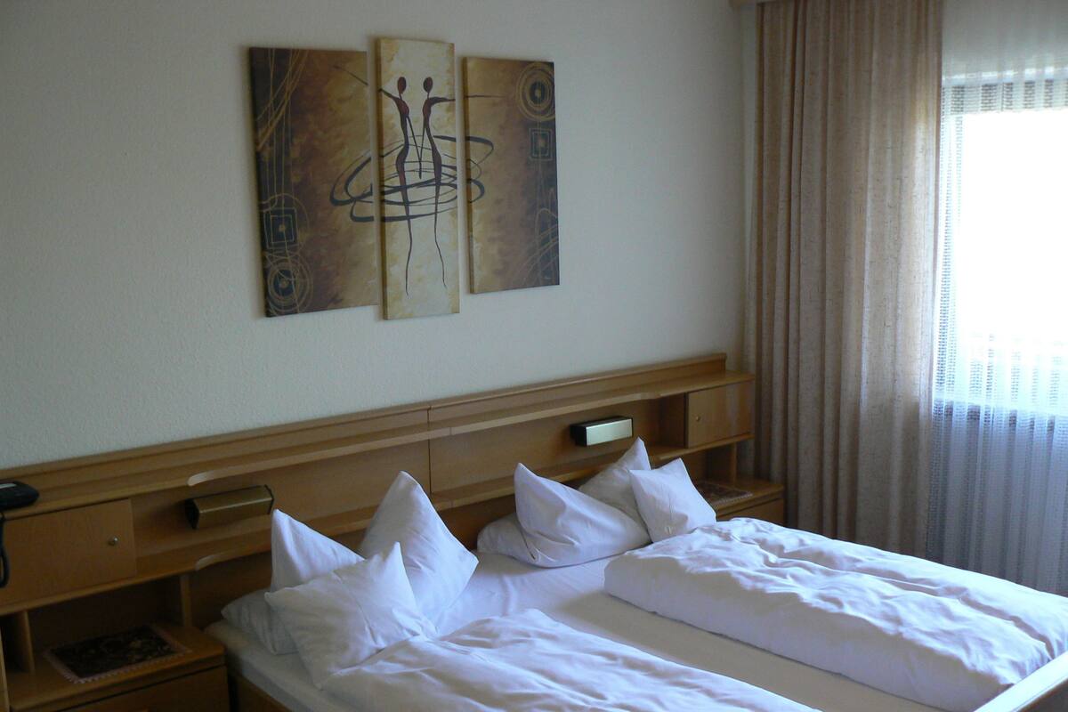 Habitación doble, para no fumadores, balcón (C) | Camas extra, wifi gratis y ropa de cama