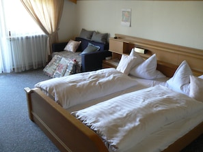 Habitación doble estándar, para no fumadores, balcón (B) | Camas extra, wifi gratis y ropa de cama