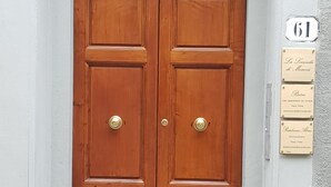 Mặt tiền nơi lưu trú - ban đêm