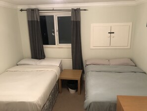 Familienzimmer, Mehrere Betten, Nichtraucher (Large) | Bügeleisen/Bügelbrett