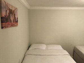 Quarto casal básico, 1 cama de casal, para não fumantes, vista para a cidade | Ferros/tábuas de passar roupa