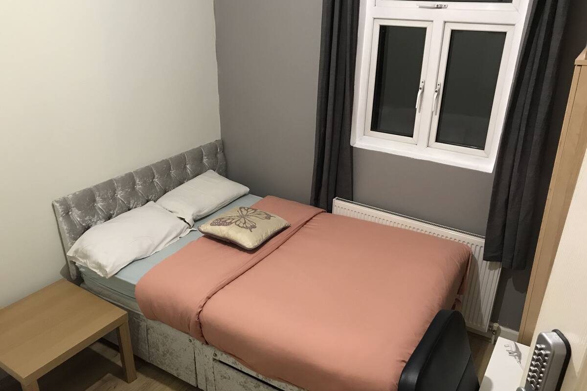 Basic Double Room, 1 Double Bed, Non Smoking, City View | Iron/ironing board