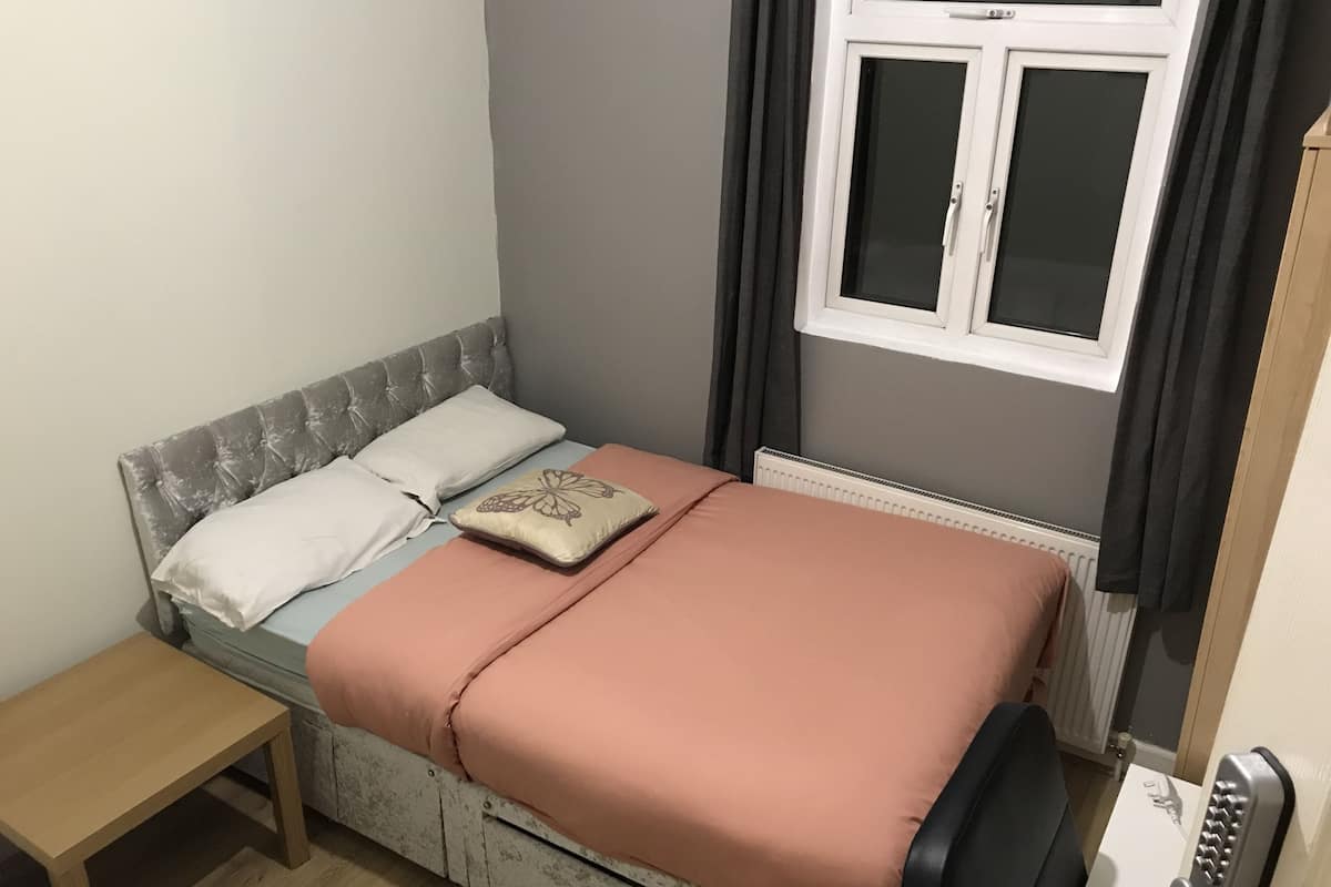 Doppia Basic, 1 letto matrimoniale, non fumatori, vista città | Ferro/asse da stiro