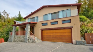 Front of property - Heavenly View on Hensman (Queenstown)