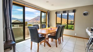 House, Multiple Beds (Sun Spa Ski on Hensman) | Living area - Sun Spa Ski on Hensman (Queenstown)