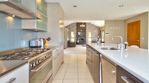 House, Multiple Beds (Sun Spa Ski on Hensman) | Private kitchen - Sun Spa Ski on Hensman (Queenstown)