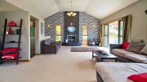 House, Multiple Beds (Sun Spa Ski on Hensman) | Living area - Sun Spa Ski on Hensman (Queenstown)