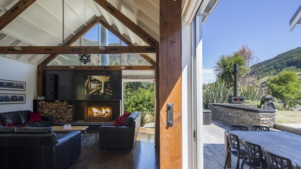 Living area - Gucci Too (Arthur's Point)