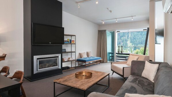Apartment, Multiple Beds, City View (Central View) | Living area