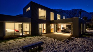 Casa, várias camas (Modern Family) | Fachada da propriedade à noite