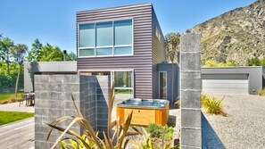 House, Multiple Beds (Modern Family) | Outdoor spa tub - Modern Family (Arthur's Point)
