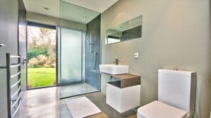 House, Multiple Beds (Modern Family) | Bathroom - Modern Family (Arthur's Point)