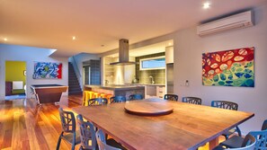 House, Multiple Beds (Modern Family) | In-room dining