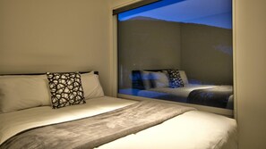 House, Multiple Beds (Modern Family) | 5 bedrooms, iron/ironing board, free WiFi, bed sheets - Modern Family (Arthur's Point)