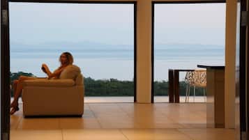 Huis, Meerdere bedden, uitzicht op het strand (Fiji Luxury Pool Villa 2) | Woonruimte | Een 30-inch televisie met digitale zenders