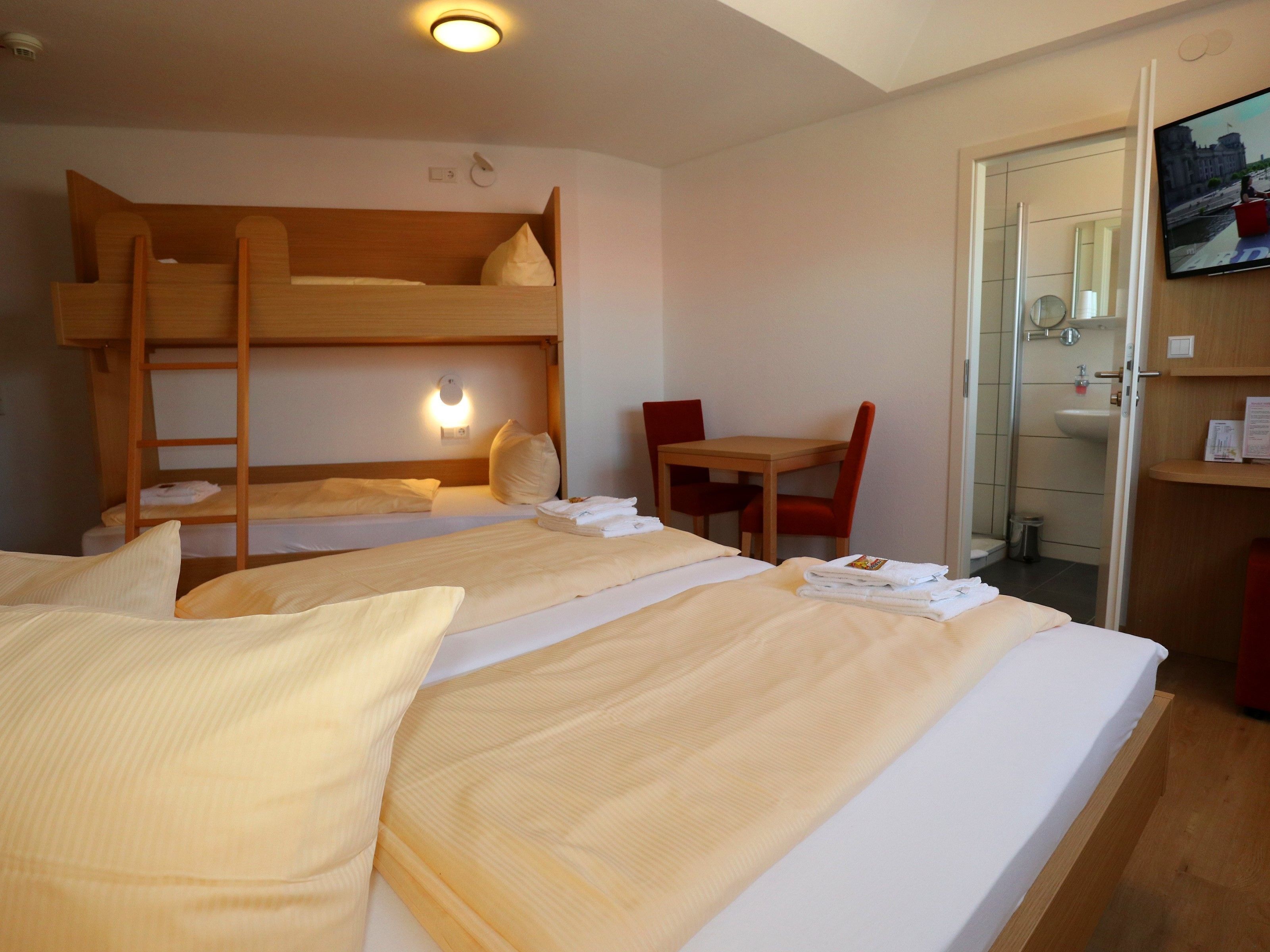 Couette en duvet, rideaux d’obscurcissement, accès au Wi-Fi (inclus)