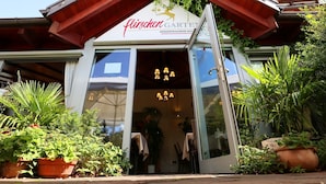 A restaurant entrance with a sign reading "Flürchen Garten." - Hotel Werneths Landgasthof Hirschen (Rheinhausen)