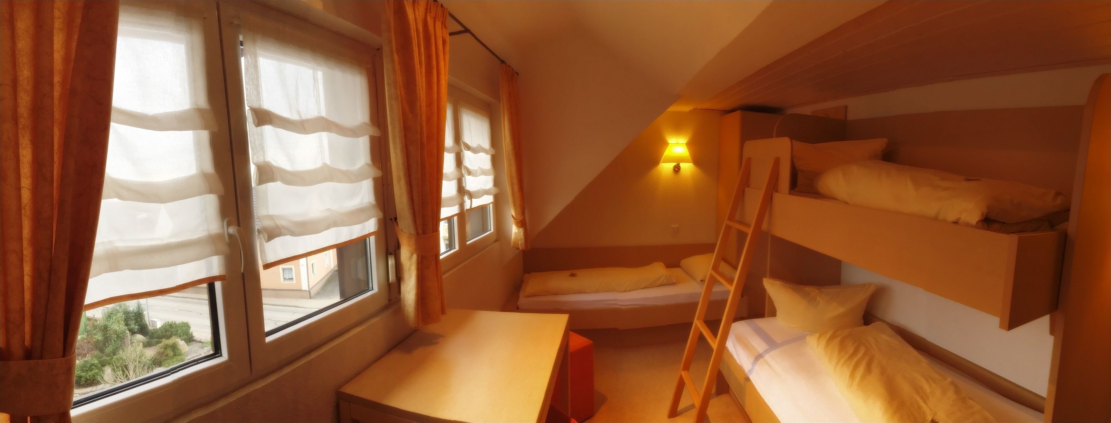 Couette en duvet, rideaux d’obscurcissement, accès au Wi-Fi (inclus)